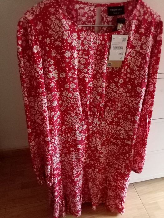 Vestido preto e branco e azul com flores vermelhas e vermelho