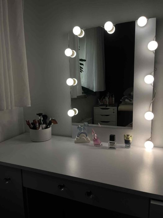 Toaletka biała z lampkami