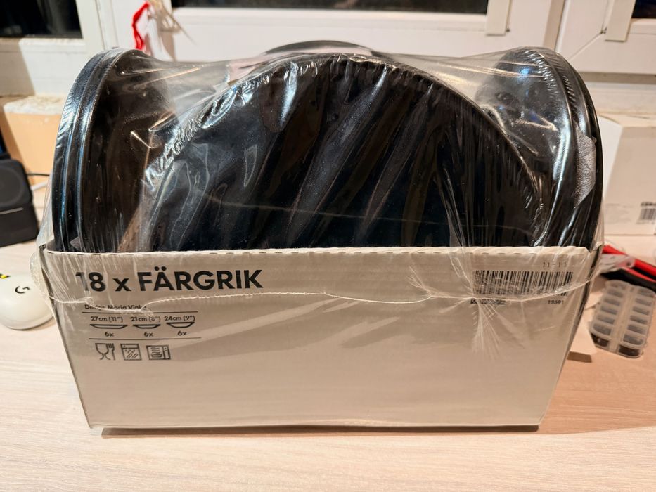 Набір посуду IKEA чорного кольору 18 предметів