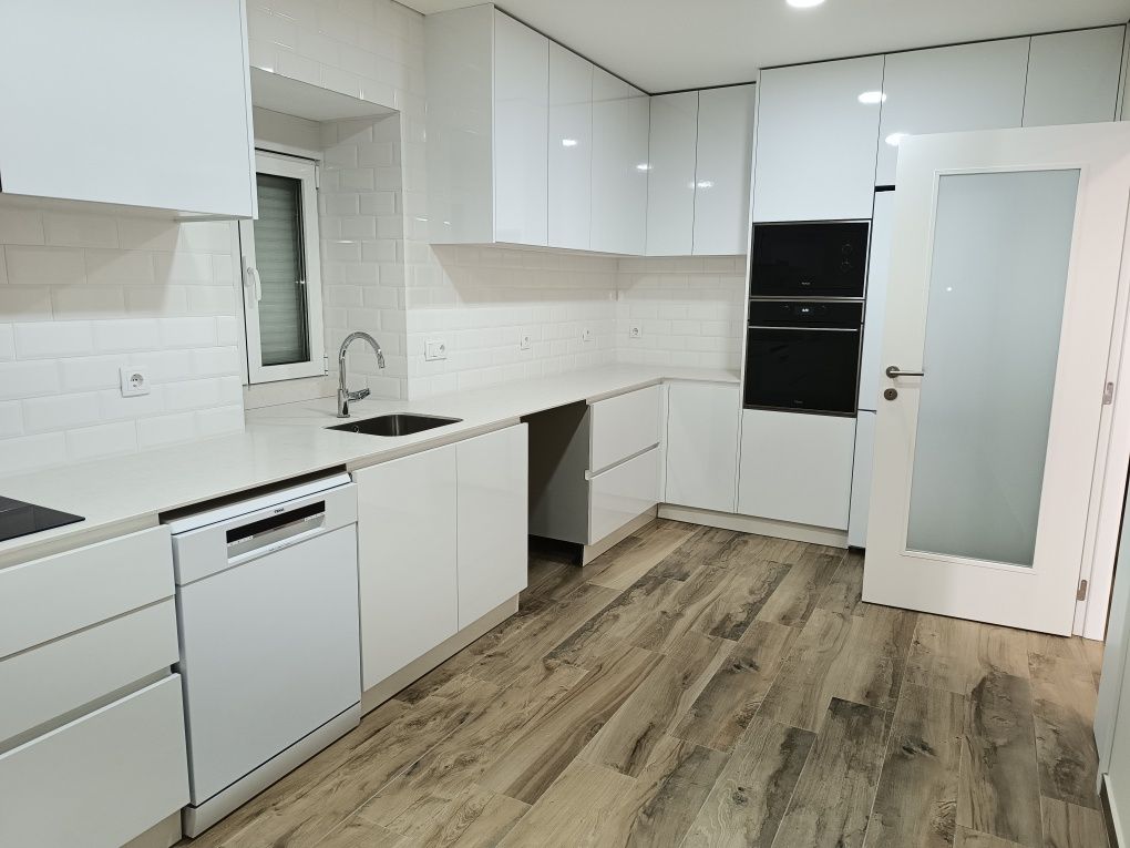 Precisa de limpar sua casa, SchoonmakenLimpezas resolve o seu problema