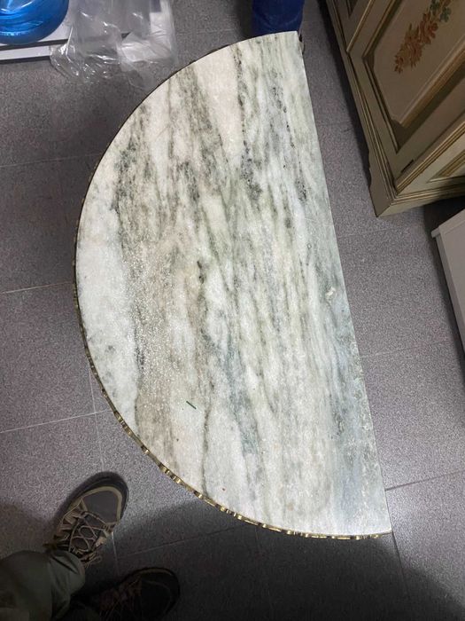 Mesa de apoio com tampo em pedra