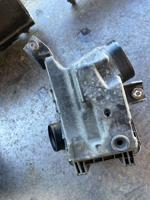 Корпус повітряного фільтра Honda CR-V 2.0i 12-16 17211-R6A-J00