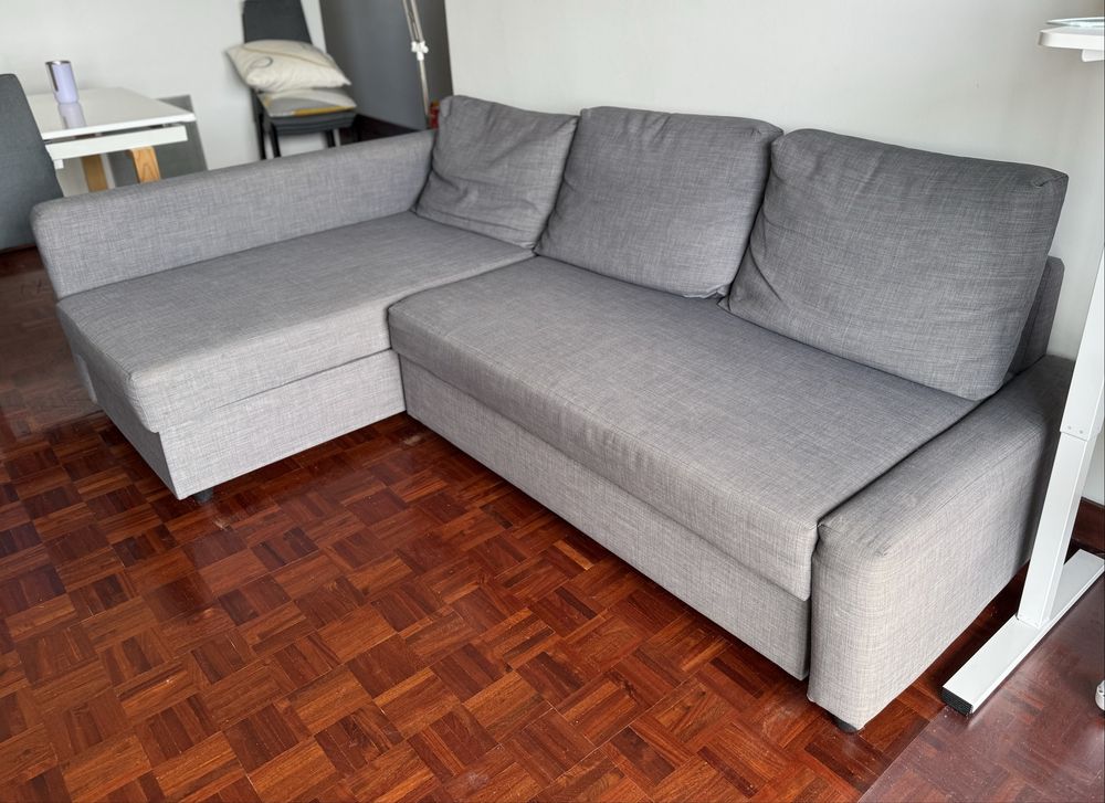 Sofá-cama IKEA Friheten com interior para arrumação