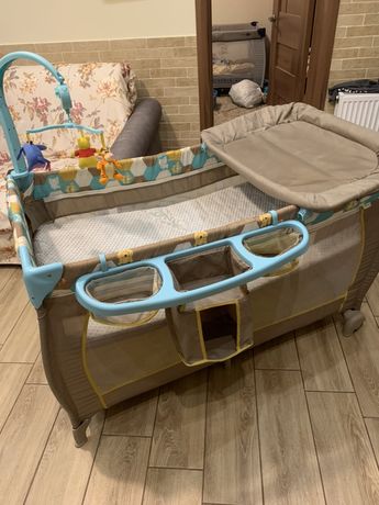 Кроватка для ребенка 3 в 1. Манеж, кроватка, пеленалтный столик.