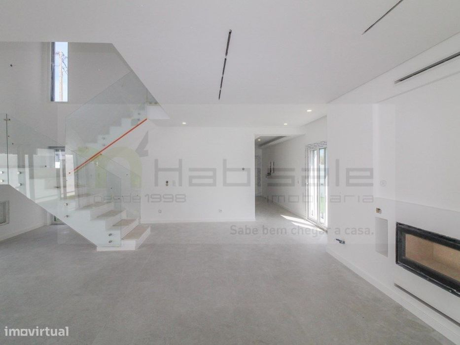 Moradia com Piscina em condomínio a 10 minutos da praia