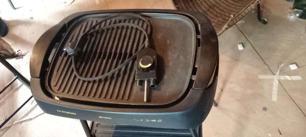 Grelhador elétrico com tripé