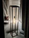 Loftowa lampa podłowgowa czarna