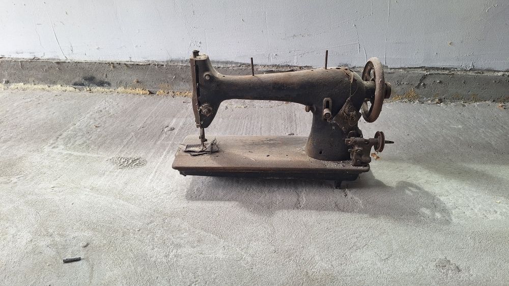 Станина для швейної машини American  + машинка  як декор