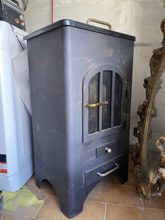 Salamandra antiga preta com pormenores em dourado