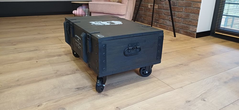 Dizajnerski stolik na kółkach ze skrzyni po amunicji
