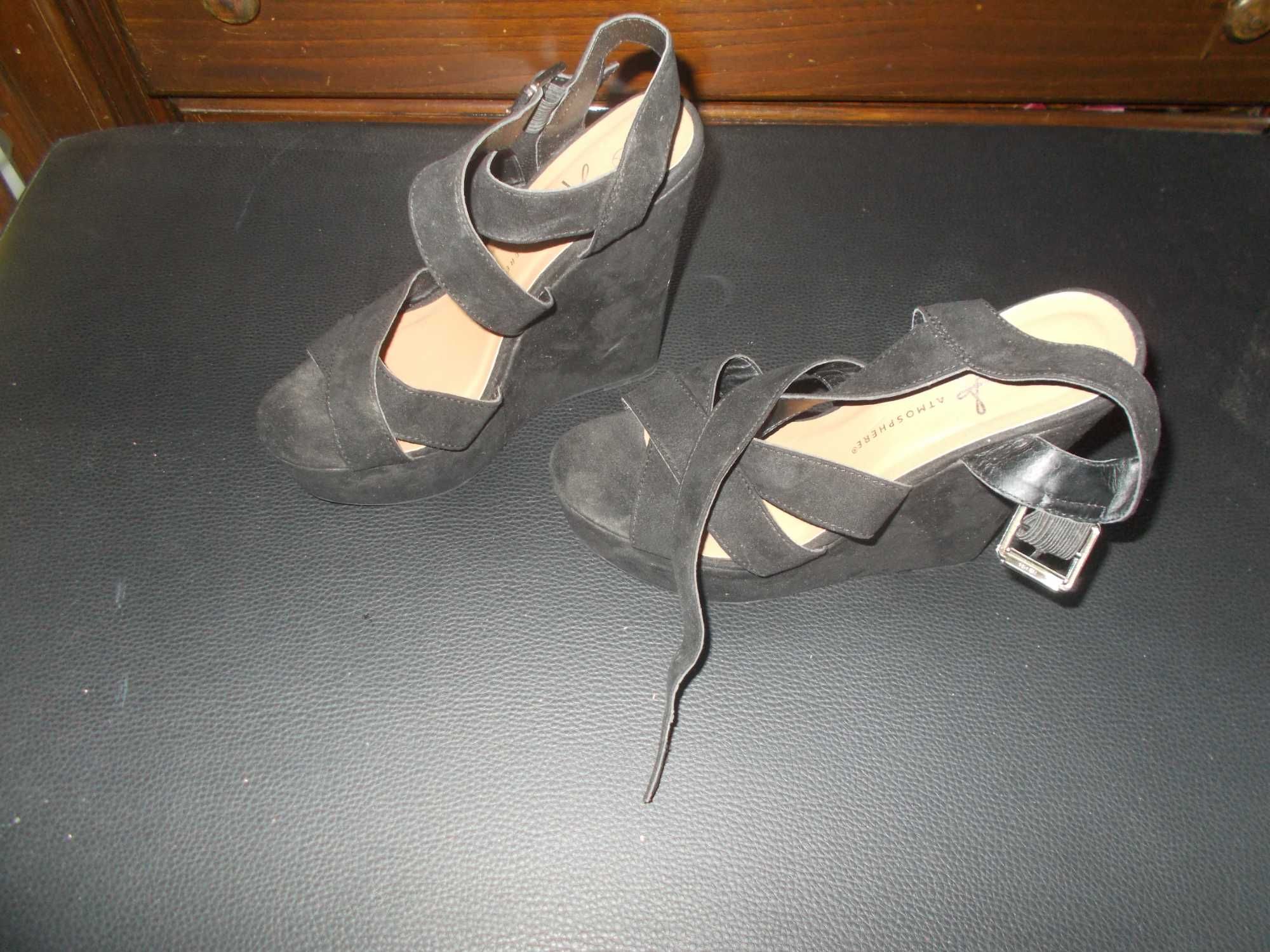 sapatos tipo sandalia pretos e bege