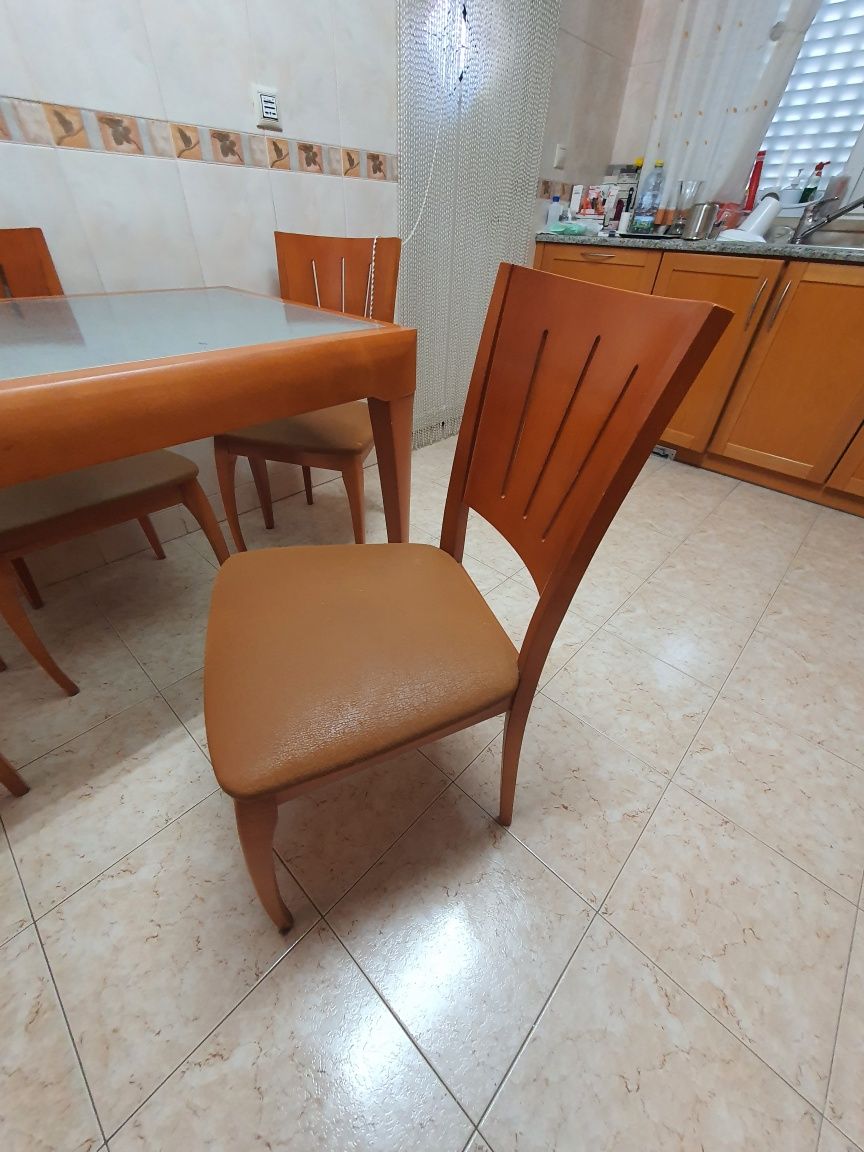 Mesa e 4 cadeiras em cerejeira