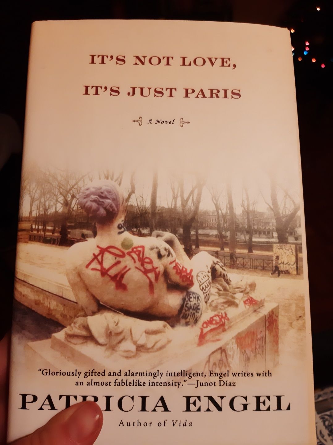 Vendo livro It's not love, it's just Paris, de Patricia Engel