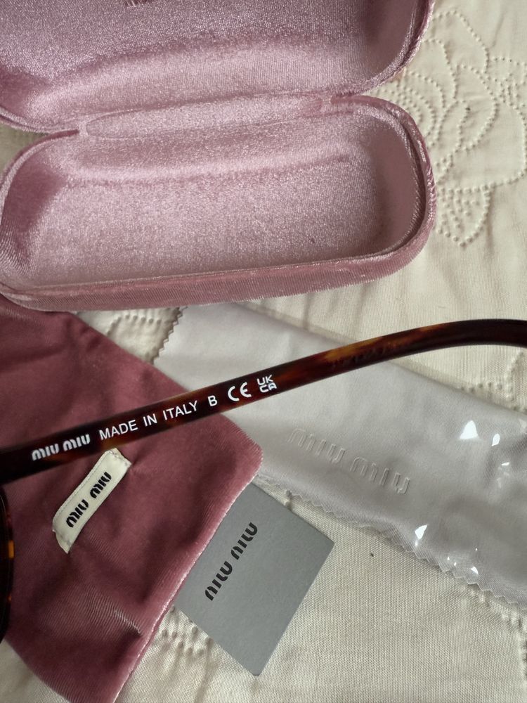 Солнцезащитные очки Miu Miu