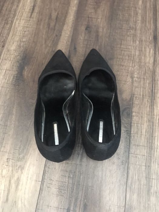 Czółenka Stradivarius czarny zamsz 37