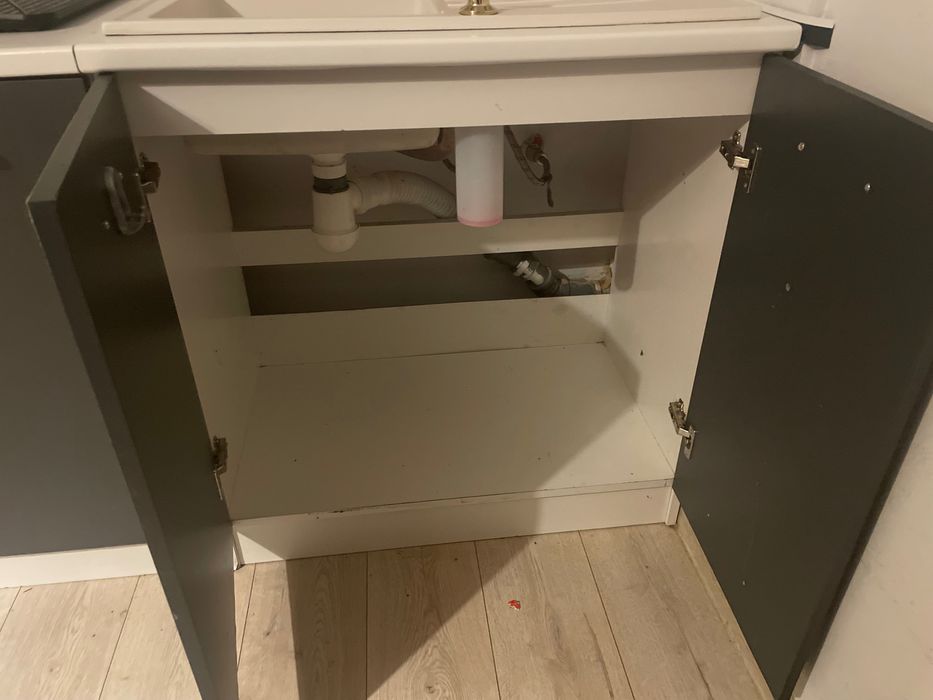 Meble kuchenne, zlewozmywak z baterią i okap