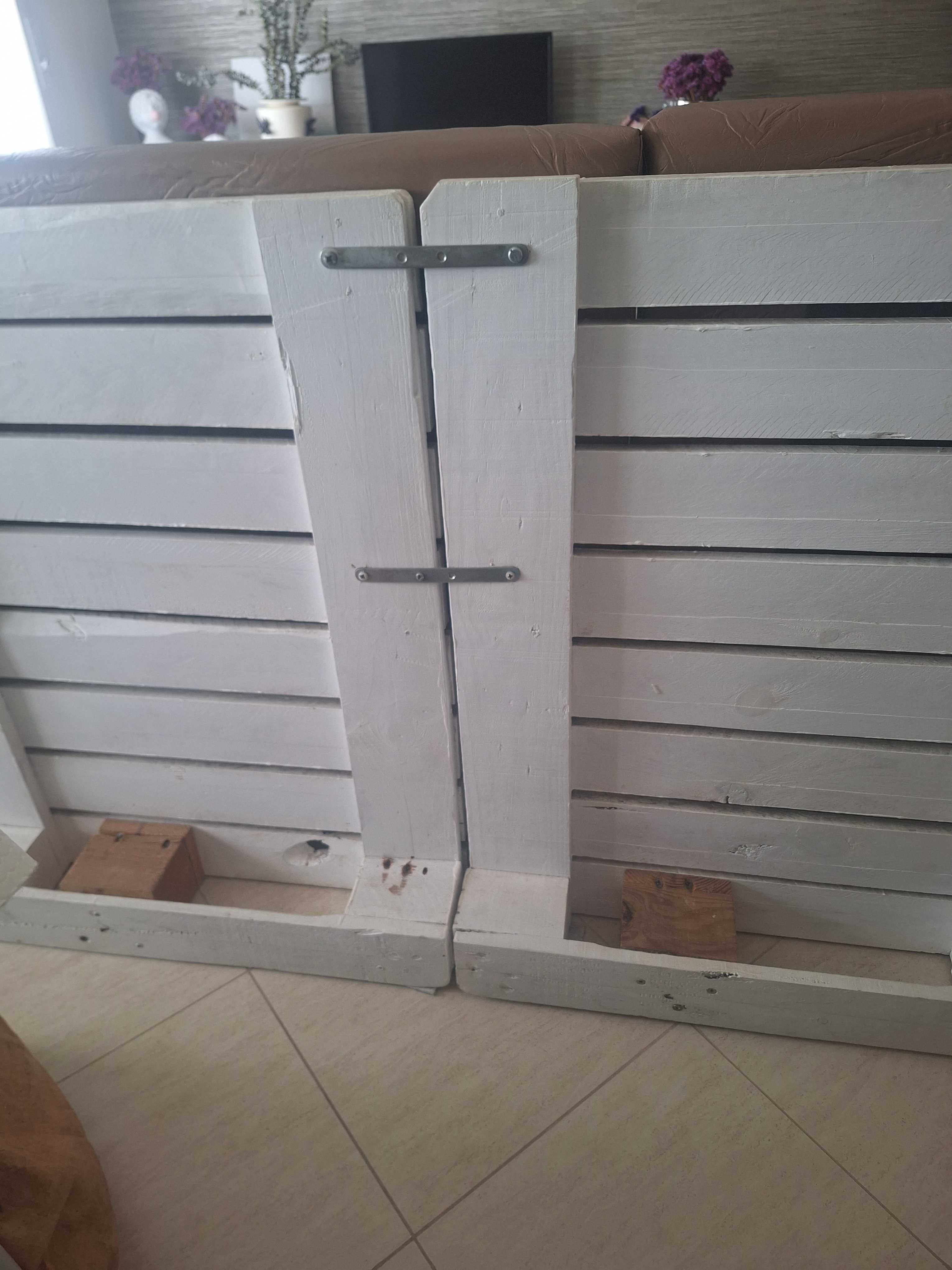 Sofá de paletes com almofadas