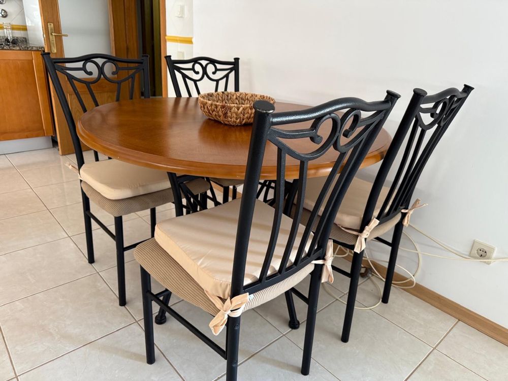 Mesa de sala e 4 cadeiras