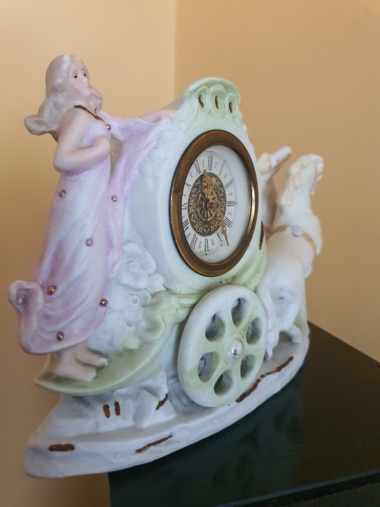 Zegar kominkowy nakręcany z porcelany, sprawny.