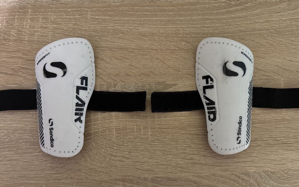 Детские футбольные щитки Nike Sandico Kipsta