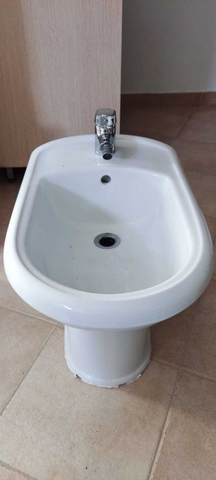 Bidé em bom estado. Adaptável a qualquer casa de banho.