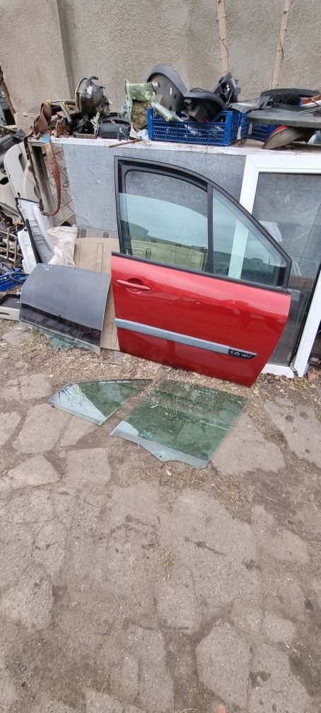 Дверь передняя правая рено сценик 2 стекло в дверь Renault Scenic 2