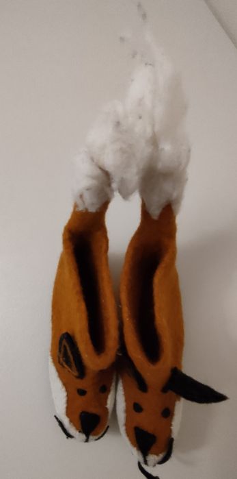 Kapcie, niechodki dziecięce na skórzanej podeszwie.