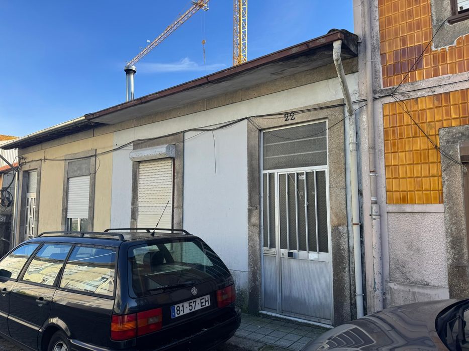 Moradia para restauro/Porto Bonfim