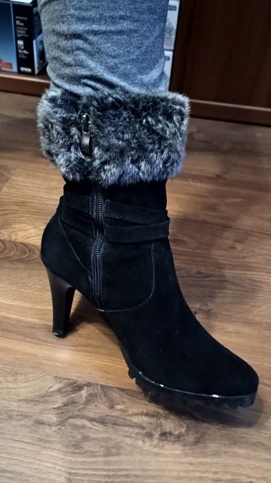 Зимні жіночі сапожки на каблуку.