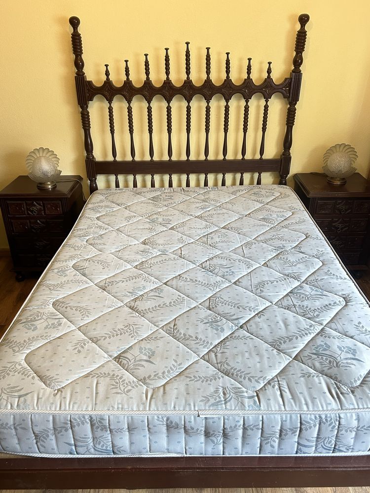 Vendo cama em madeira maciça com colchão