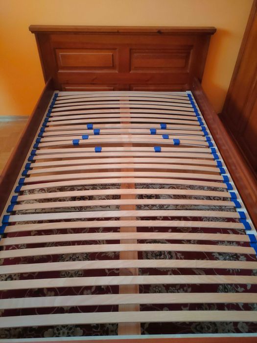 Łóżko drewniane ze stelażem i materacem 120 cm x 200 cm