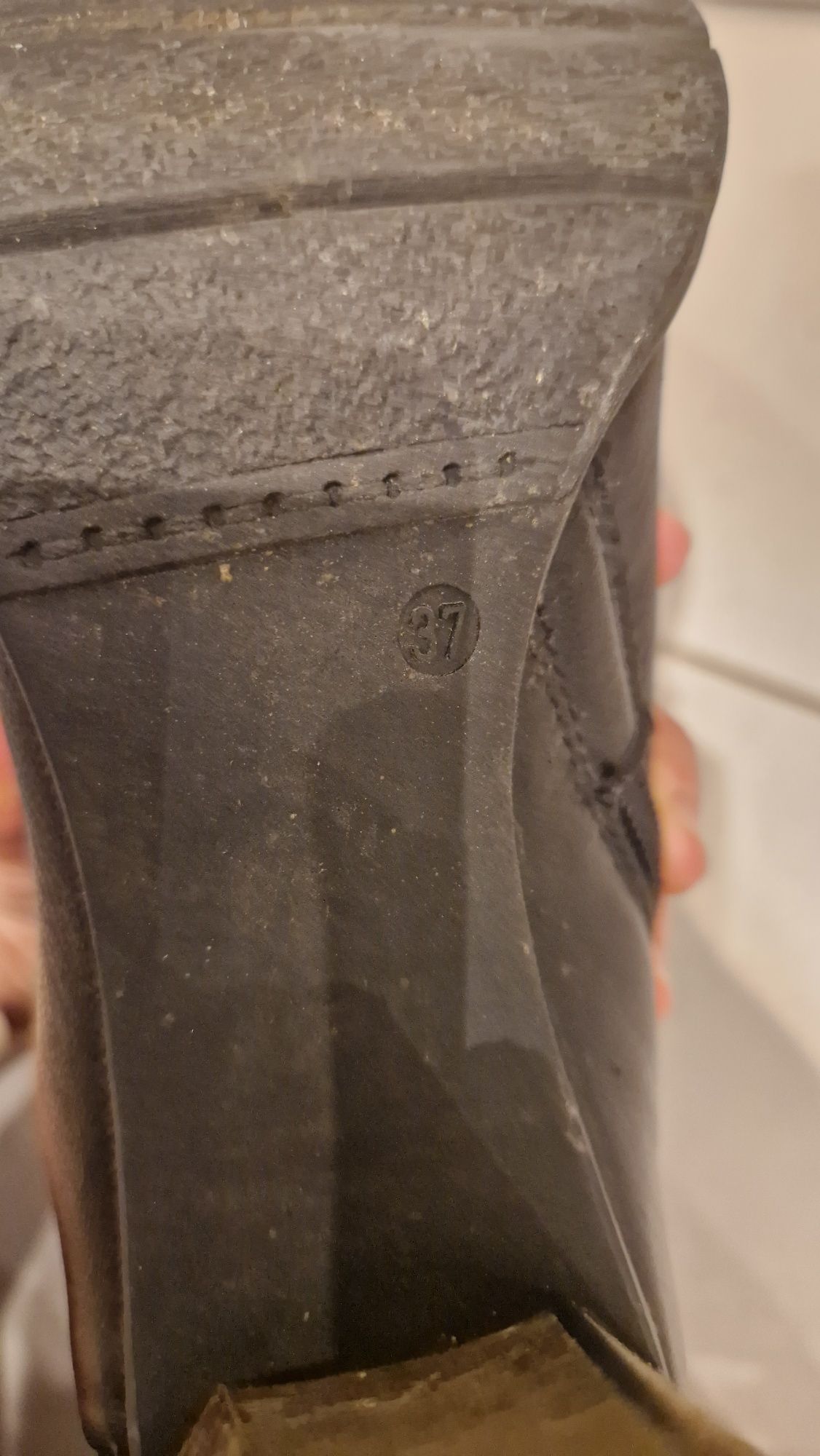 Czarne skórzane botki na obcasie Gino Rossi 37