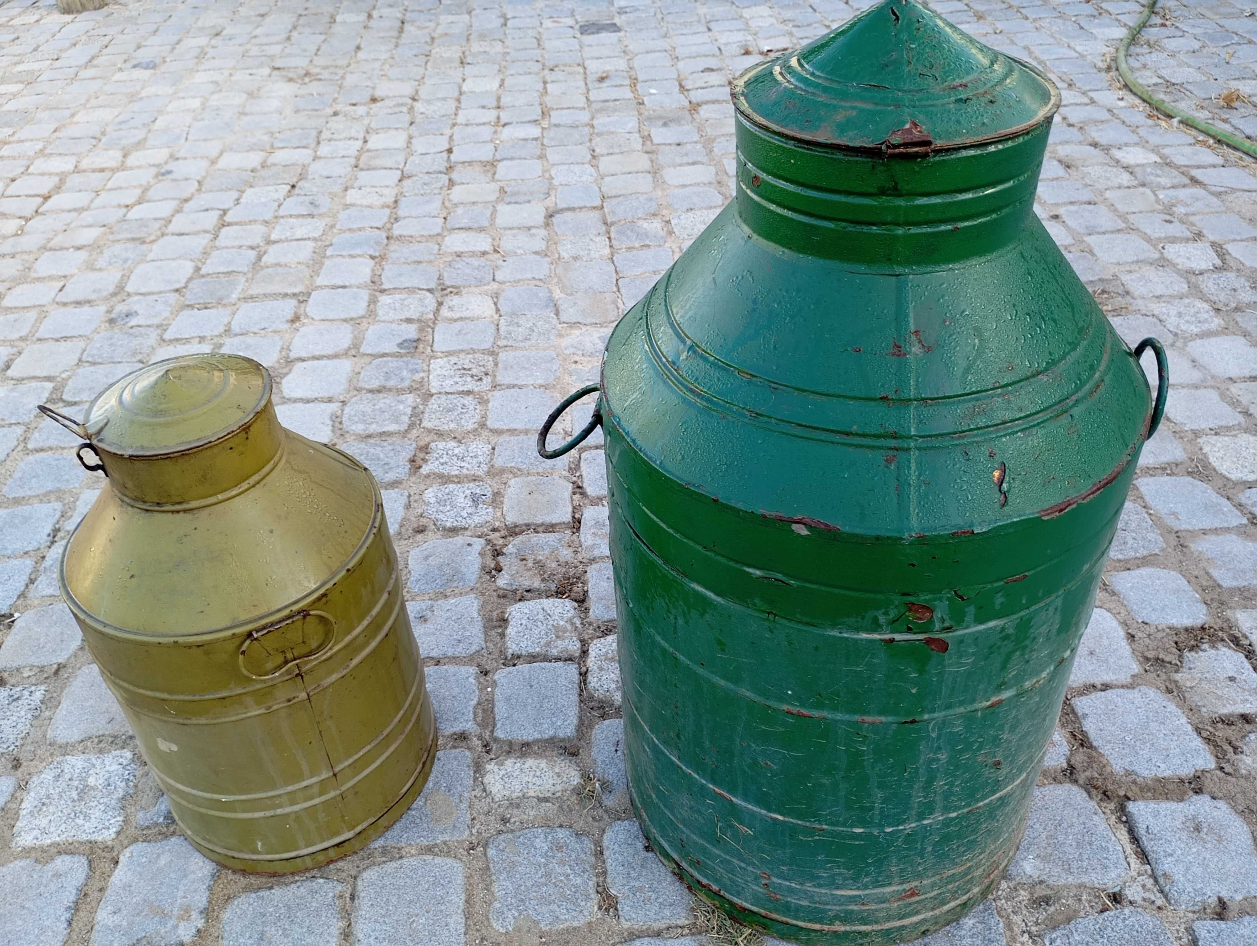 potes de azeite antigos em chapa