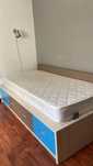 Cama juvenil com gavetões