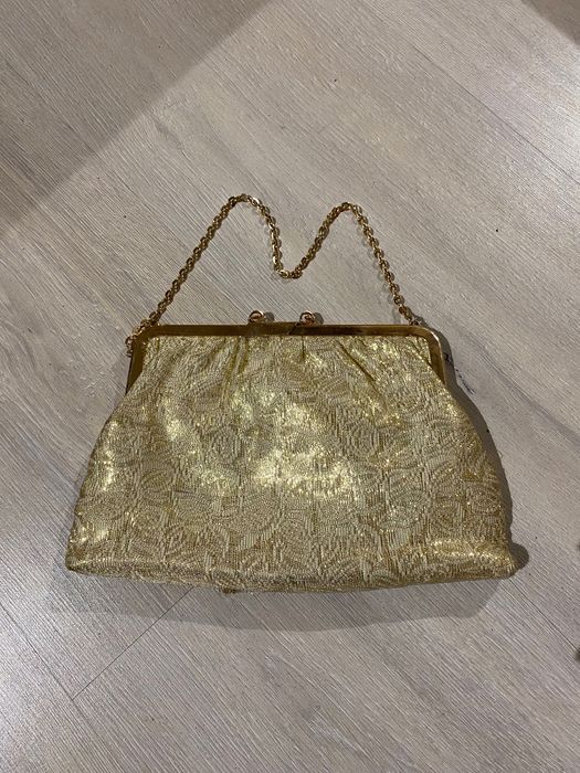 Mała wizytowa złota torebka kopertówka