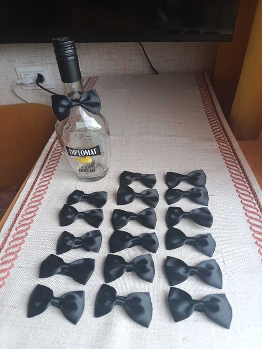 Ozdobne muszki - kokardki na butelkę wódki - 18 szt. za 20 zł.