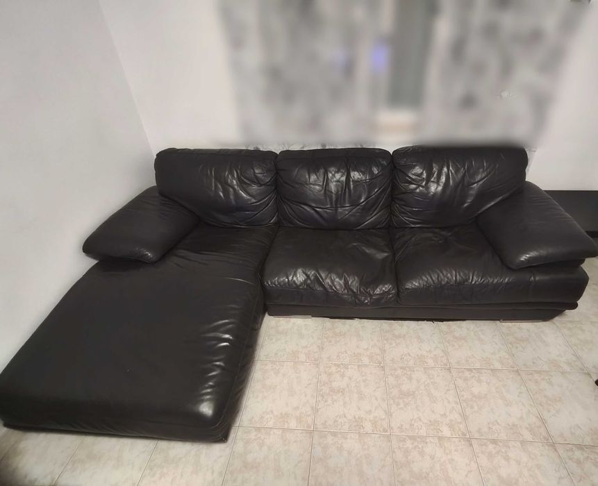Sofá de pele,preta,usada.263 x 195 x 90