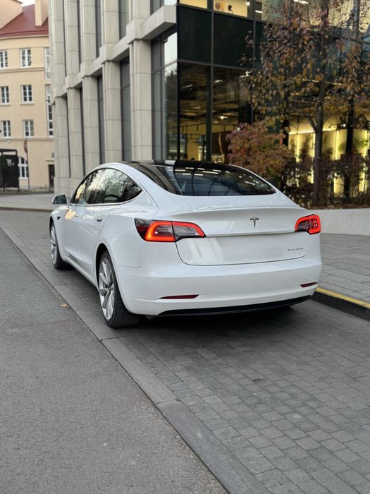 Оренда прокат авто Tesla Long Range прокат таксі електромобіля Тесла 3