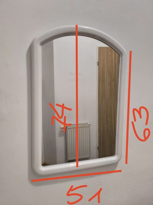 Lustro w białej ramie