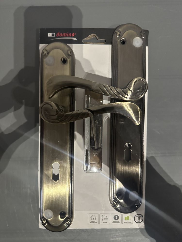 Klamka drzwiowa na dlugim szyldzie 72mm