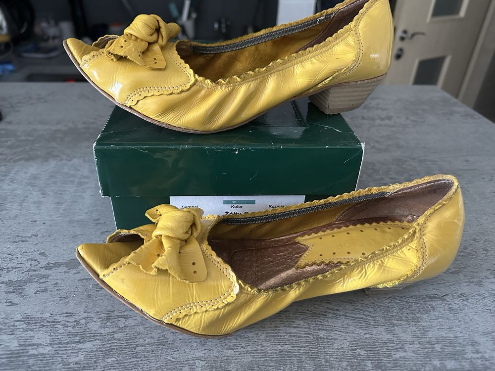 Zolte lakierowane buty z komardą na niskim obcasie