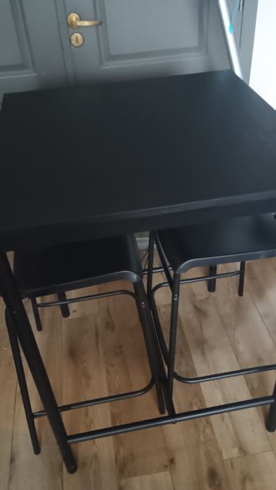 Stół barowy z krzesłami