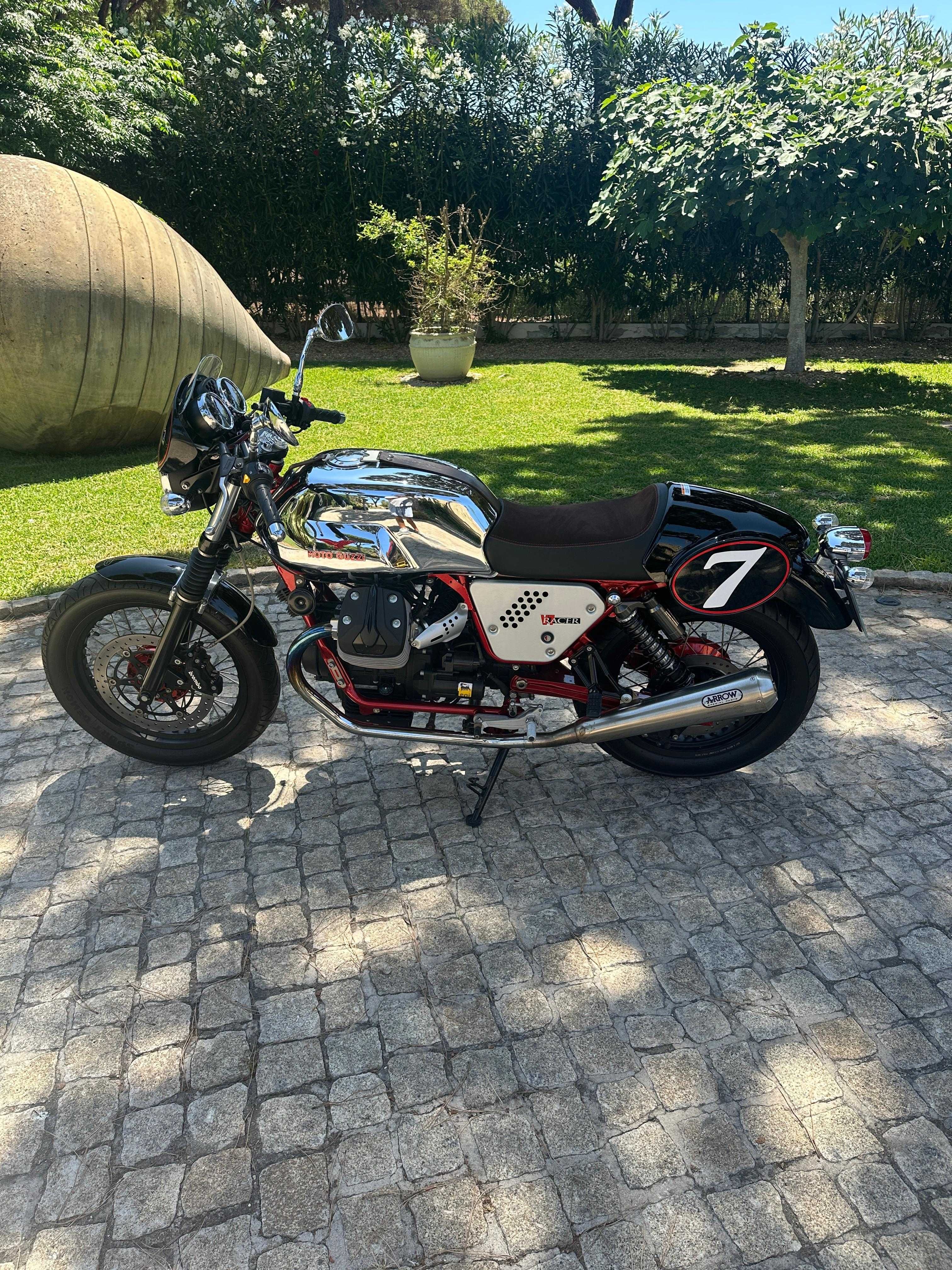 Moto Guzzi V7 Racer 2013 • 1.330 km • Escapes Arrow + Extras