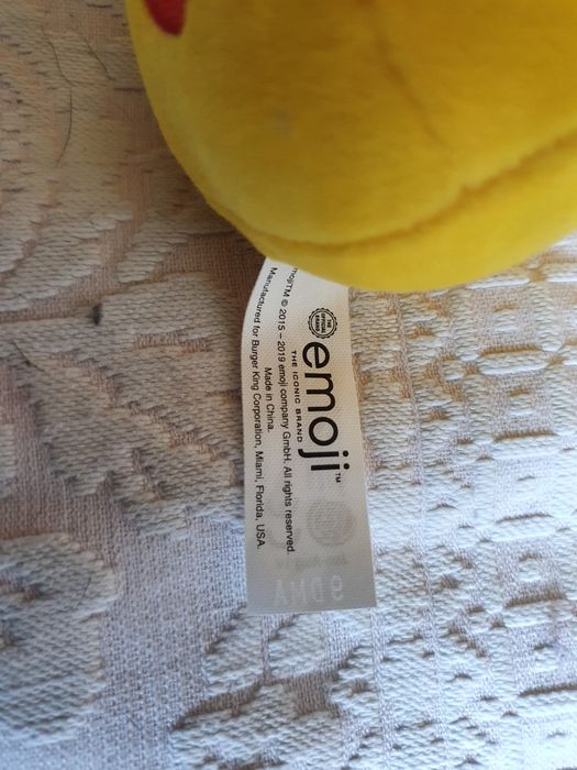 2 peluches emoji e 4 pingo doce