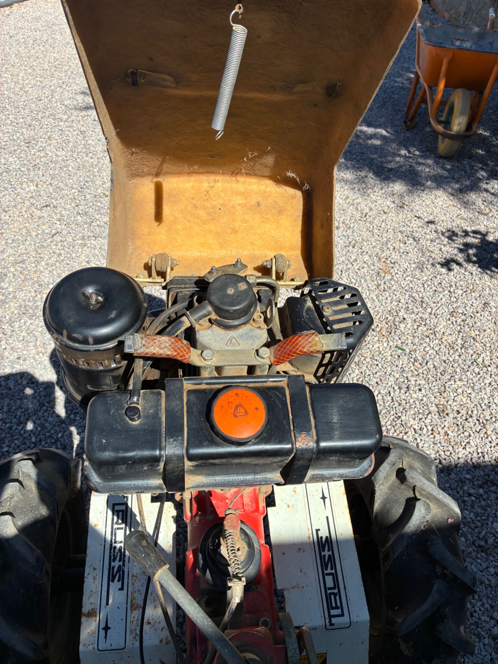 Trator truss moto enchada e atrelado com tração