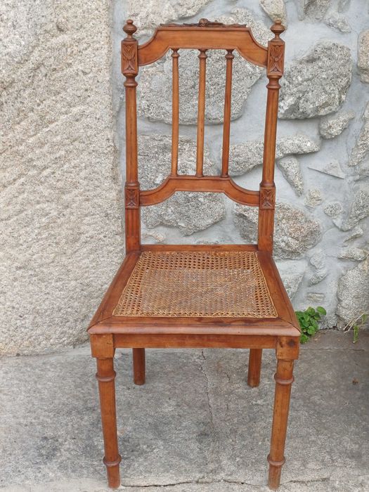 Cadeira muito antiga de madeira com assento em palhinha