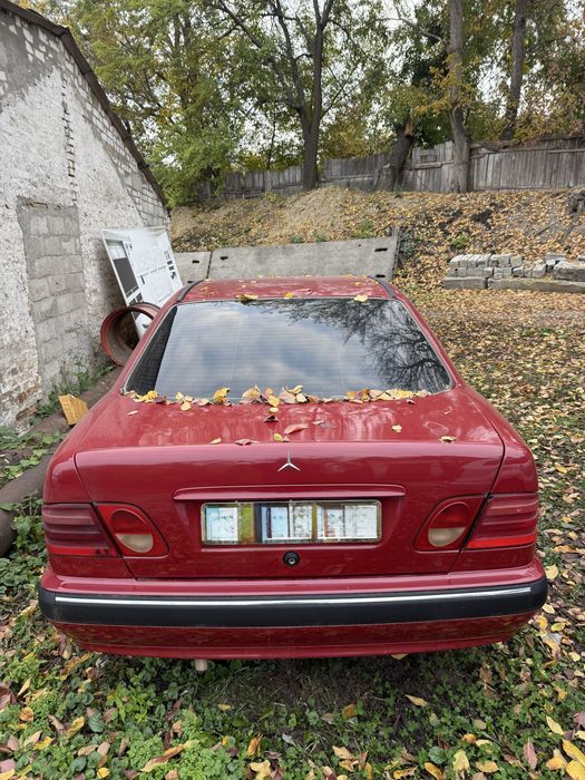 Продається під розбір мерседес