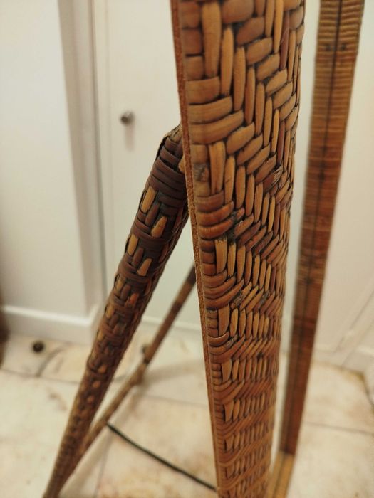 Espelho de pé, com moldura em verga