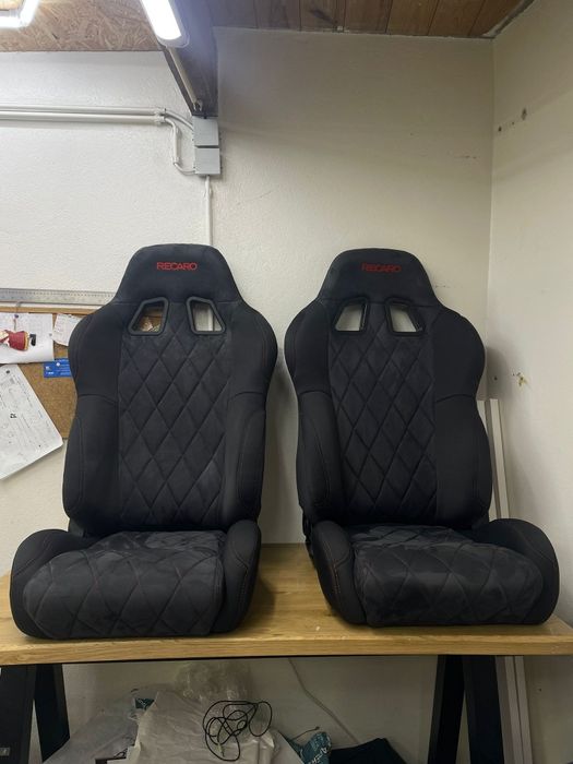 Bancos  de carro em alcantara costuras em vermelho