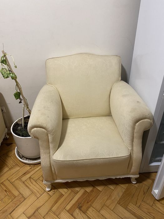 2 poltronas clássicas confortáveis – precisam de limpeza